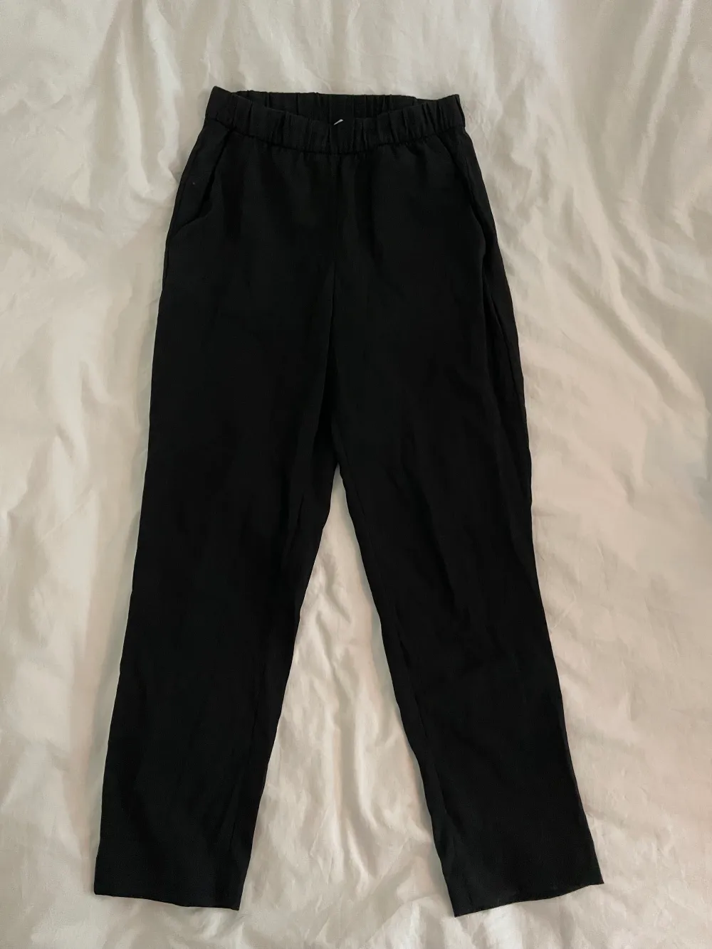 Svarta kostymbyxor med resår i midjan. Jeans & Byxor.
