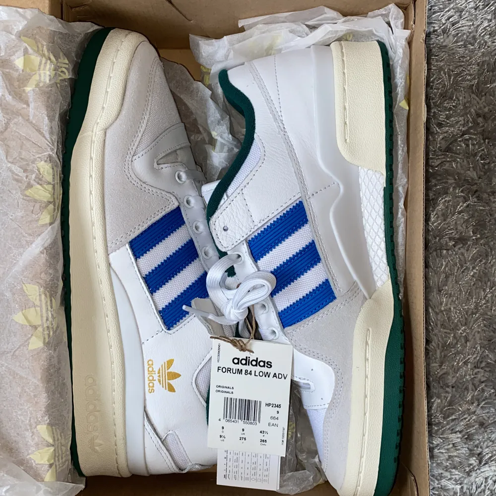 Adidas forum Klassiker Brand new/helt nya/fresh out the box Size 43/9,5 Ny colorway Nypris: 1300kr. Skor.