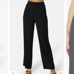 Helt nya kostymbyxor - Raka, vida kostymbyxor som aldrig är använda med prislappen kvar! Inköpspris 529kr. 