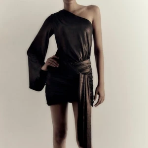 Klänning - Säljer denna slutsålda och snygga klänning från Zara! Den är oanvänd då jag ej haft tillfälle att ha på mig den😊😊❤️