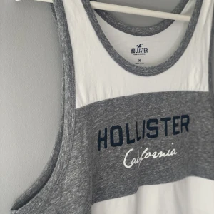 Linne  - Vit och grått linne från Hollister. Använd ett fåtal gånger och därmed väldigt fint skick. 