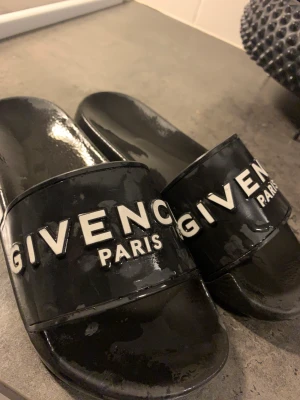 Givenchy tofflor storlek 36 oanvända - Helt nya Givenchy tofflor storlek 36. Oanvända, givetvis äkta.