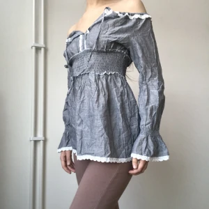 Romatisk topp💕 - 🌬Romantisk topp, köpt på secondhand men i nyskick med lappen kvar. Frakt tillkommer🧚‍♂️. Använd gärna köp nu💕 endast frakt