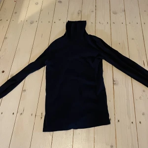 Tröja  - Storlek S med turtle neck och mörkblå 