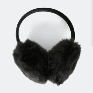 öronmuffar - Har två stycken av dessa svarta öronmuffar. varma och sitter fint.  knappt använda ❤️