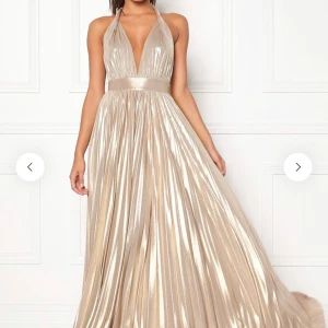 Balklänning - Säljer denna balklänning som är så fin, storlek 36. Som ny, bara använd en gång! 🥂