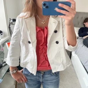 Trekvartsärm!  - Så fin vit kappa med trekvartsärm som är perfekt till sommaren över blus eller klänning☀️