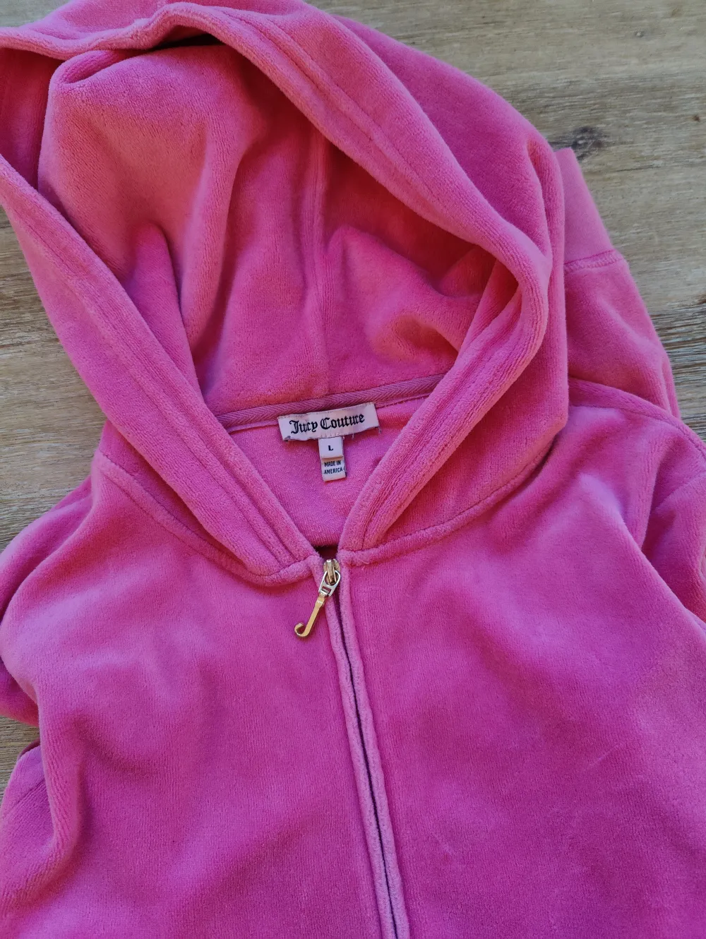 Jättefin vintage Juicy Couture hoodie i rosa velour. Den är äkta och i storlek 