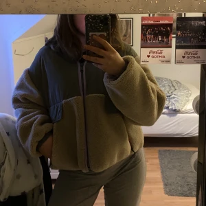 Teddy jacka - Säljer min Teddyjacka från Zara som aldrig kommer till användning längre. Snygg och lagom varm nu till våren!! Strl S