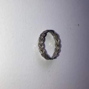 Fin och unik flätad ring silverfärgad vintage, 14 mm i diameter