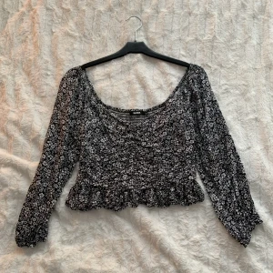 Blommig tröja - Säljer min blommiga topp då den inte kommer till användning. Den har använts några få ggr men är fortfarande i fint skick. 