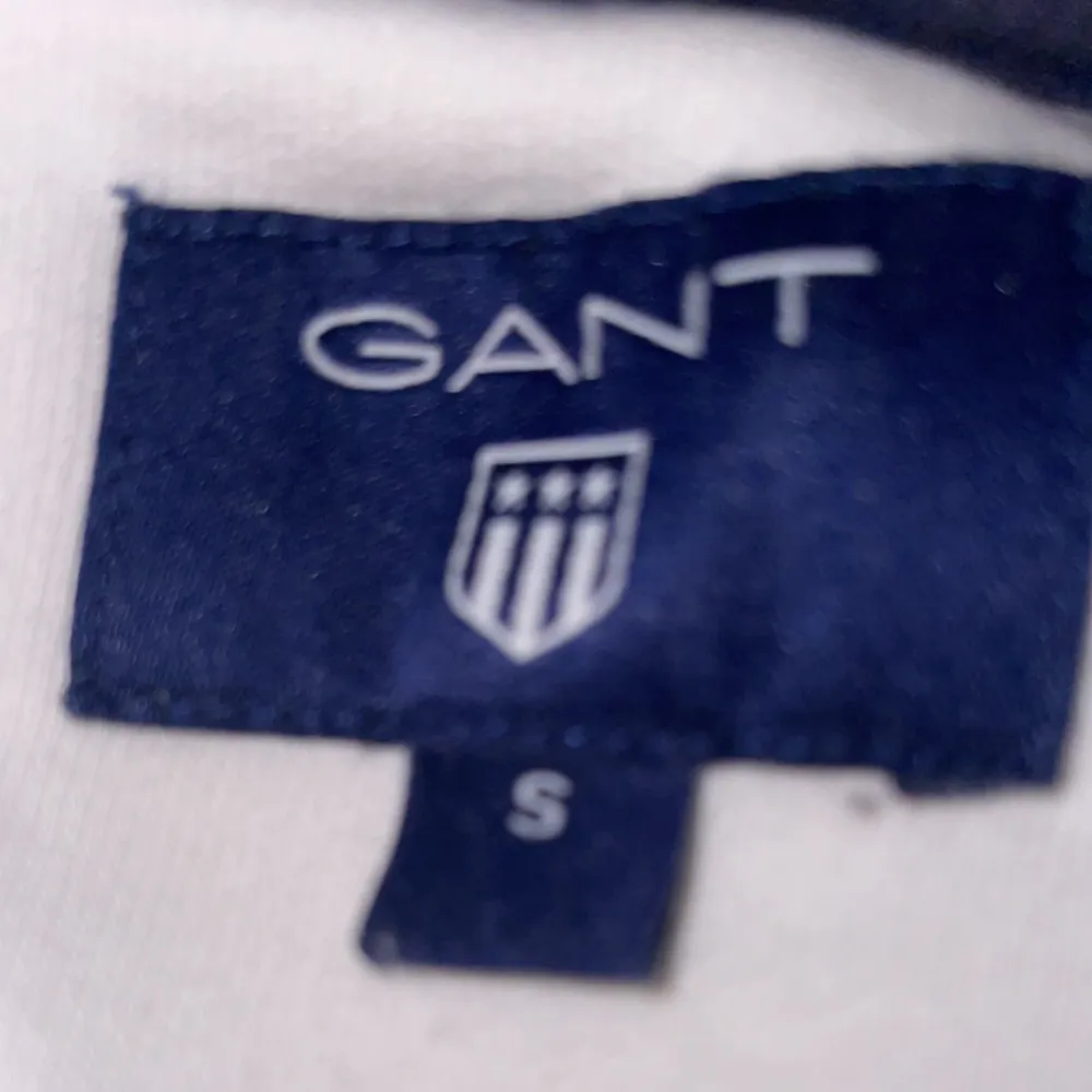 Gant sweatshirt säljer pga att jag bytat stil storlek S. Tröjor & Koftor.