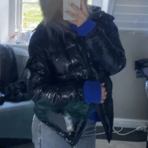 Otroligt snygg moncler jacka  - Säljer nu min otroligt fina moncler jacka, köpte den i början av vintern så den är som ny, inget hål eller något. ( priset går att diskutera vid snabb affär)💕