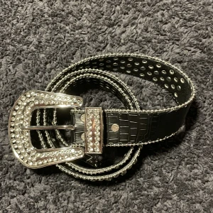 Bälte  - rhinestone bälte i toppskick. liknar bb simon. bältet har bra kvalitet och är typ andvänt 5 gånger. 110 cm långt