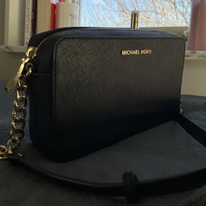 Michael kors Väska - säljer min Michael kors Jet set crossbody. Nypris 1595kr. Guld detaljer med axelrem. I väldigt bra skick. Skickar gärna fler bilder på insidan och utsidan. 700kr + frakt