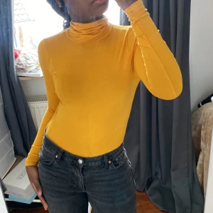 Gul Polo Tröja - En fin gul polo tröja som skulle passa perfekt med nånting över. Har aldrig använt💛 Skriv för mer bilder!