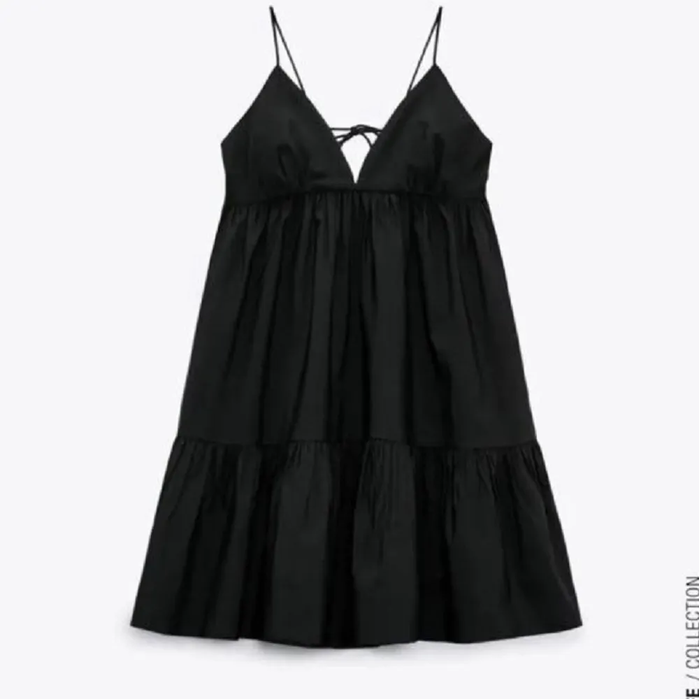 Intressekoll på min super fina Zara klänning som inte säljs längre, den är helt oanvänd❤️ Har inga egna bilder då den är för liten. . Klänningar.