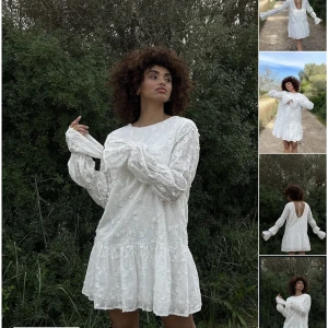 INTRESSEKOLL vit studentklänning NAKD - BUD 1000 kr.   Kör en intressekoll på denna eftertraktade klänning från NAKD. Klänningen är i nyskick. Strl 40 men sitter bra på mig som är 36/38 i klänningar. Galet snygg verkligen. Helt slutsåld på hemsidan 