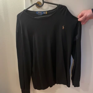 långärmad tröja - en svart långärmad tunn tröja från polo ralph lauren, knappt använd. använd gärna köp nu eller skriv :)