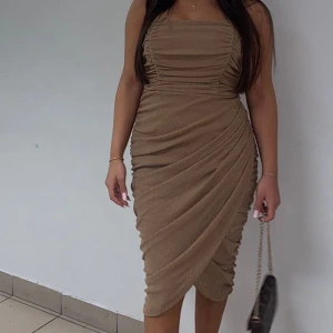 Festklänning - Klänning från rare london. Endast använd en kväll. Storlek M, pris 600kr. Skriv för mer bilder/info!