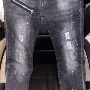 Dsquared jeans - dsquared jeans stl 32 sitter bra på mig som är 174 56kg
