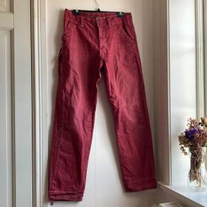 Urtvättade röda byxor med snygg  vintage stuk