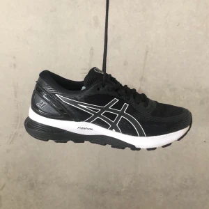 Asics Gel Nimbus - Asics träningsskor, knappt använda. Säljer pga fel storlek.  Märkta som 40.5 men är små i storlek så skulle uppskatta att de passar 39-40. 