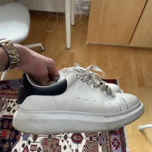 Alexander mc Queen  - Alexander mc Queen skor 42 men passar 43 har inget äkthetsbevis därsv priset