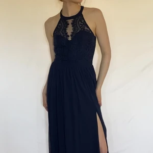 Balklänning  - Mörkblå balklänning med spättstopp och slits från NLY eve. Nypris 1000