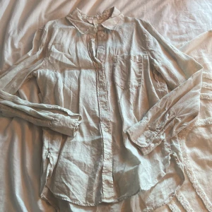 Linneskjorta - Sälje denna linne skjortan som jag köpte förra året till sommaren men tyvärr inte kom till användning den är ljusbeige