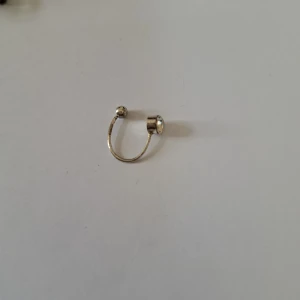 Nästing-Fake🌹🌹🌹 - Hej alla glada 🌹 Här har jag en fin Ny Näspiercing, Näring med en fin Bling🌹Det är en Fake, för er som inte vill göra hål i näsan men vill ha smycke ändå 🌹 Pris: 8 kr plus frakt 16 kr (vid Fri Frakt dagar är Frakten Fri) Kontakta mig innan köp 🌹 Anki