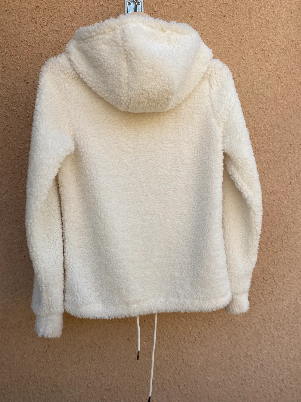 En fluffig vit långärmad tröja med 1/4 zip 🤍 Endast använd en gång och är i bra skick 🤍 Storlek xs men passar ”fitted” på S 🤍. Tröjor & Koftor.