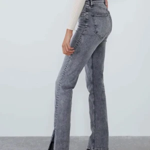 Jeans med slits - Inköpspris: 359 SEK Storlek: 38 EU Full Length (jag är 179 cm) Inga fel