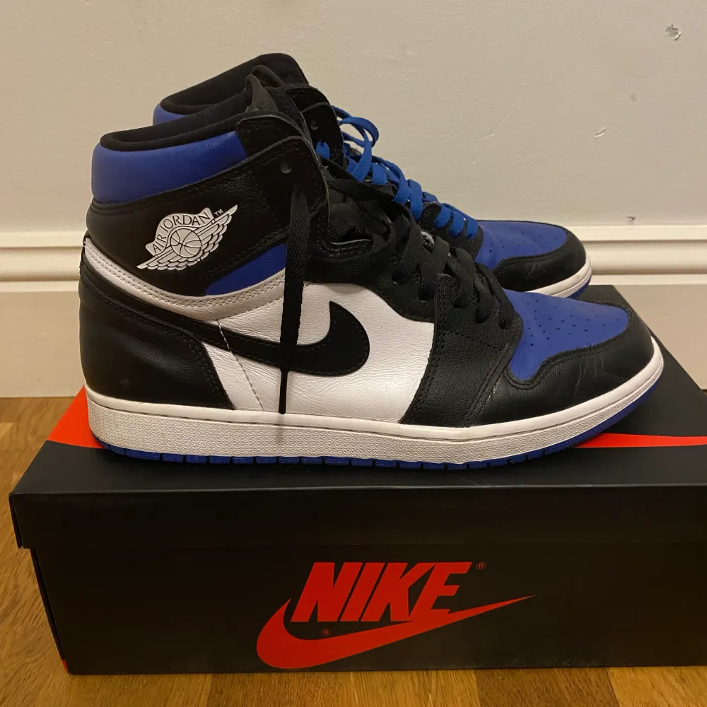 Jordan 1 royal toe stl 45  Använda men i nyskick Kvitto och box finns . Skor.