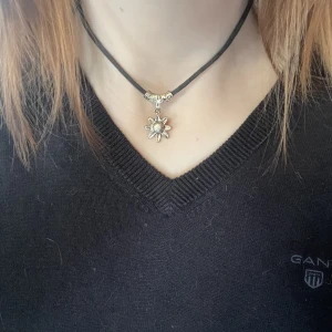 Halsband blommor  - Jätte söt halsband med en blomma på! Ganska kort🌼