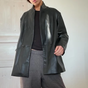 Skinnjacka  - Svart läder/skinnjacka! Gott skick och passar bra att styla! 🫶🏼