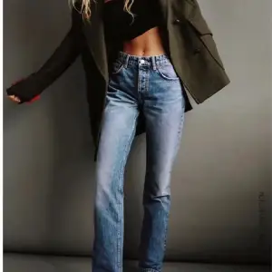 Supersköna mid Rise jeans från zara, säljer då de är för stora och kommer inte till användning längre❤️