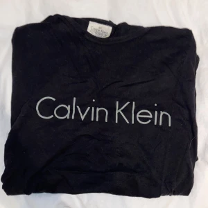 Calvin klein T-shirt - Bra skick, inga fläckar  Passar bra till allt!