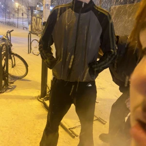 Tracksuit tröja -  tracksuit tröja som jag använt mycket perfekt till våren som jag inte får använding av längre.Skickas oftast inom 12-24 timmar skriv vid intresse kolla gärna in min plick😊