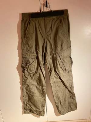 HM divided cargo pants in canvas. Elasticated waist. Olive green.