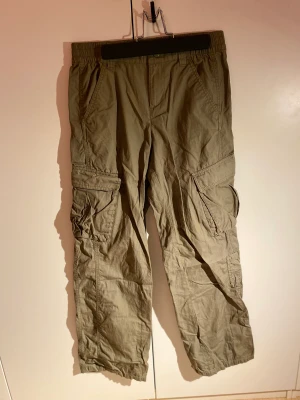 Cargos  - HM divided cargo pants in canvas. Elasticated waist. Olive green.