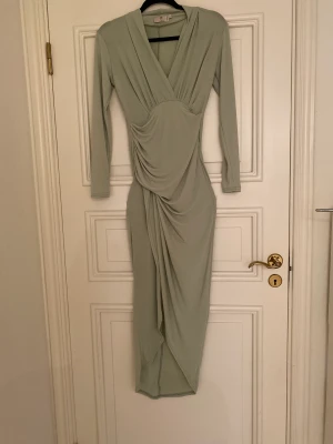 Mint grön gravidklänning  - En mint grön lång gravidklänning 