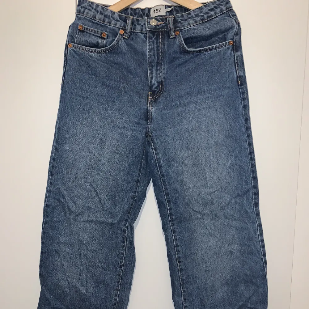 Jag säljer de här fina jeansen som är i storlek M då de är lite för små för mig. De har använts ett par gånger men är fortfarande i jättebra skick. 💙💙De är hög midjade och vida, och är dessutom väldigt sköna. 💖✨Köparen står för frakt.✨. Jeans & Byxor.