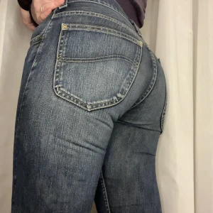 Vintage jeans - Jätte fina lågmidjade jeans från Lee. Jag säljer dom pga av att jag ej gillar lågmidjat. Jag är storlek M/L och de sitter super bra på mig!  Det är ett par jeans från tidigt 2000-tal så de är lite nötta, men kvaliten är bra😊hör av er för mer bilder/frågor