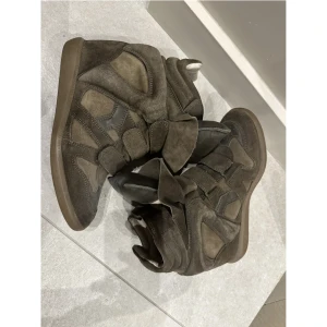 Isabel marant skor - Nästan oanvända isabel marant Etoile skor som köptes på Vestiaire collective för en månad sedan. Dustbag finns till båda skorna Storlek 39! Bara INTRESSEKOLL vet ej om jag är säker på o sälja