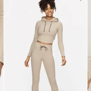 Stronger crush set -  Både hoodies och leggings i crush-setet från Stronger i färgen simple taupe. Båda delarna är i storlek s men passar även m skulle jag säga.  Säljs på hemsidan för 699kr/del men jag säljer hela setet för 800kr💕💕 Endast testad, kan skicka egna bilder😁