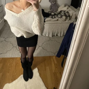 Stickad tröja  - Vit vringad stickad tröja!