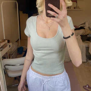 Mintgrön kortärmad tröja - Jättefin kortärmad ribbad tröja! Färgen syns inte jättebra på bild, men det är en fantastisk mintgrön färg💚Köpt på lager 157 för längesen, är i mycket bra skick 