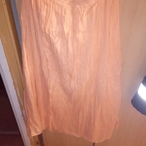 Brandgul kjol med snöre i midjan stl S/M. - Fin kjol brandgul med snöre i midjan stl S/M. Obetydligt använd .hämtas i Skene alt skickas .