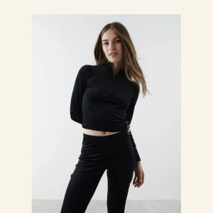 Velourtröja HELT NY - Säljer denna mysiga velourtopp från Gina. Säljer då jag råkade beställa fel så den är endast provad, dock är lappen inte kvar. Nypris 250kr. Den är lite croppad i modellen. Skriv om ni vill se bild på, eller om ni har frågor 🌸💜🌟